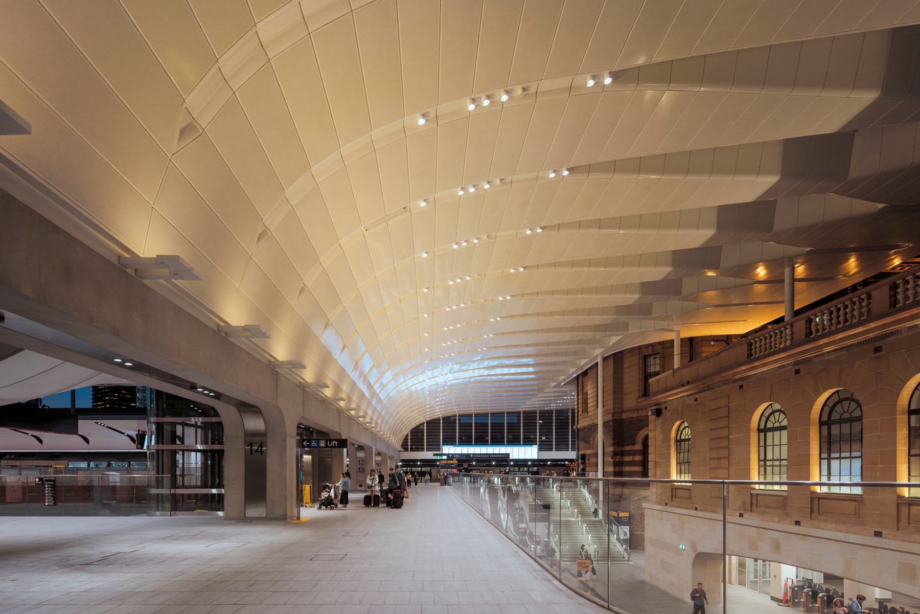 Gare centrale de Sydney. Architecture : Woods Bagot, John McAslan + Partners. Conception lumière : Steensen Varming. Photographie : Jackie Chan.