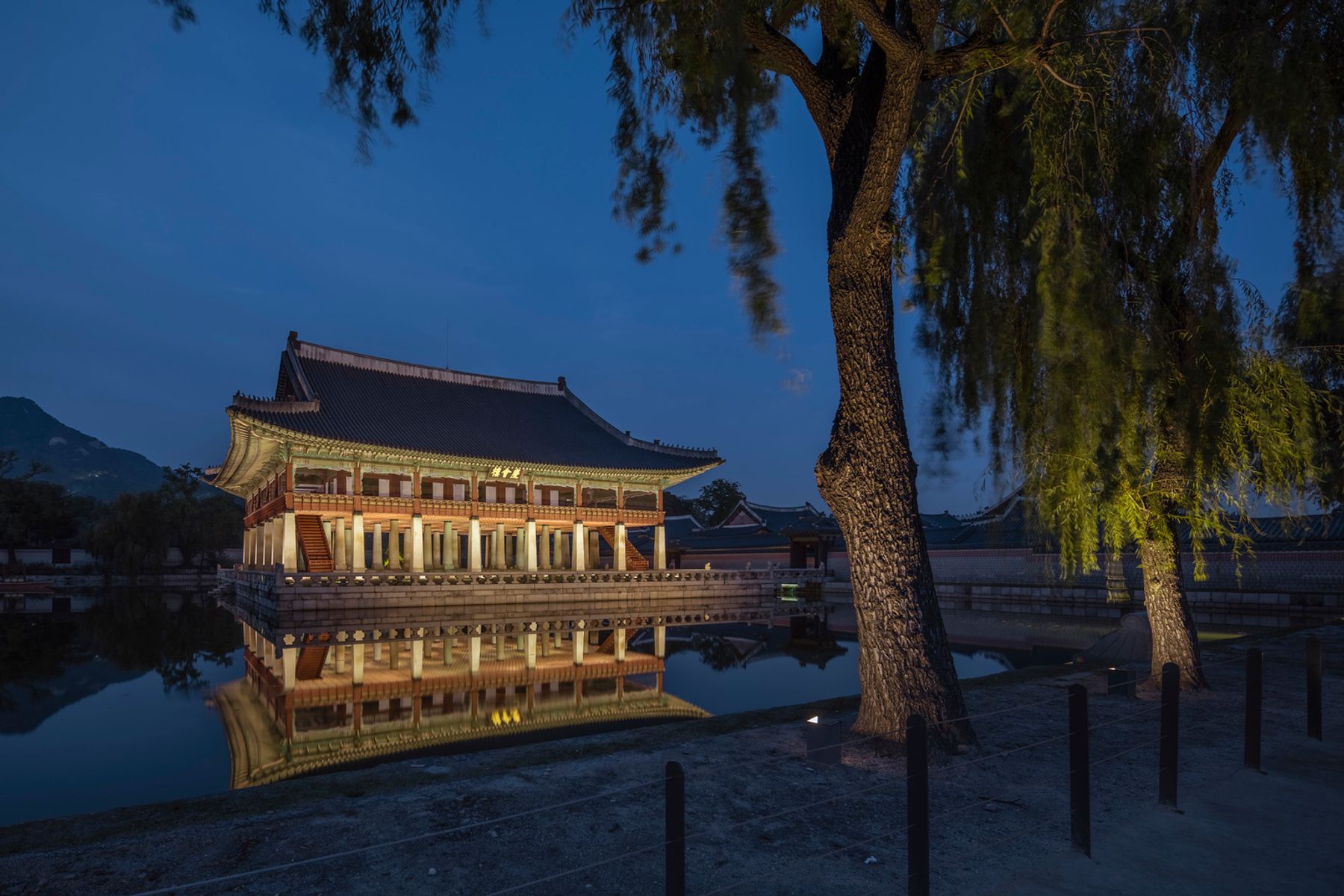 Gyeongbokgung Palace, Seoul. Lighting design: bitzro & partners, Seoul. Photography: Jackie Chan, Sydney.
