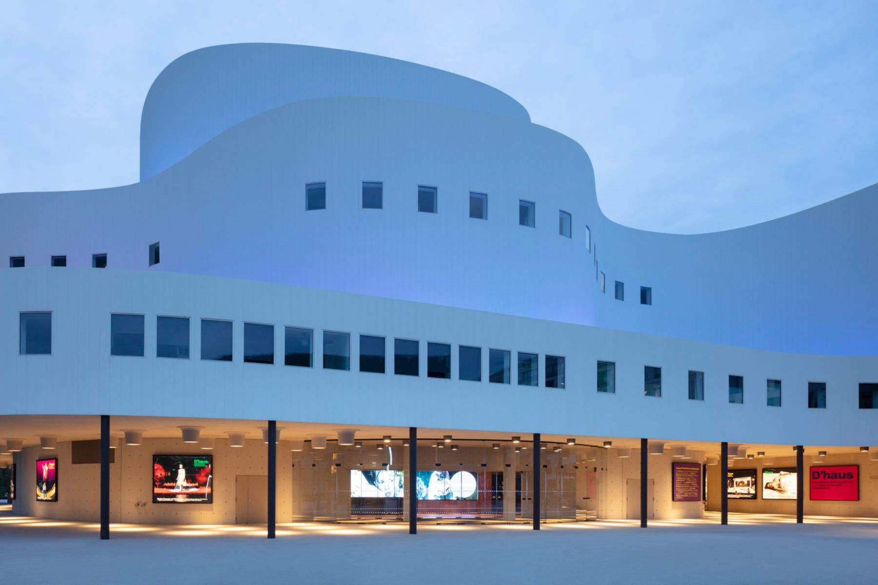 Düsseldorfer Schauspielhaus, Düsseldorf. Architecture : ingenhoven architects, Düsseldorf. Conception lumière : Tropp Lighting Design, Weilheim. Photographie : ingenhoven architects / HGEsch