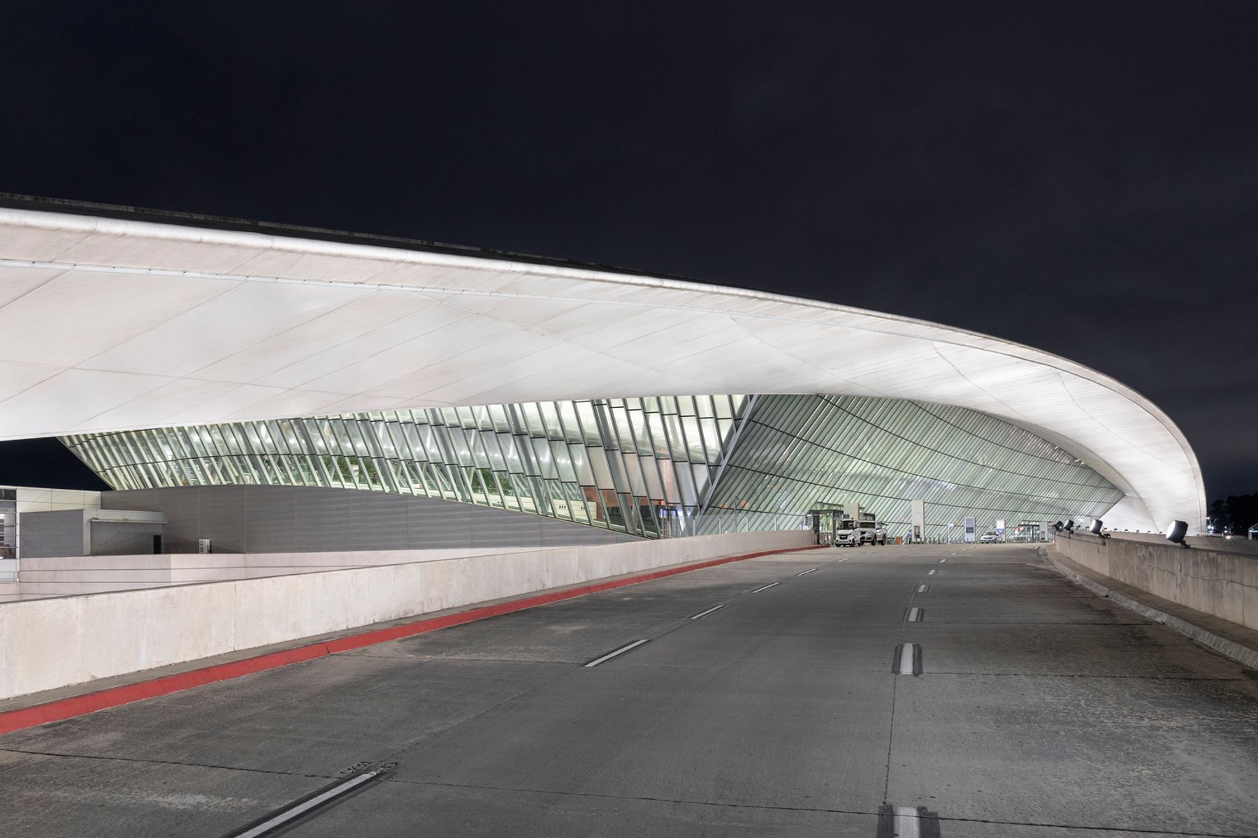 Aeroporto internazionale Carrasco. Architettura: Rafael Viñoly Architects. Progettazione illuminotecnica: Estudio Hofstadter-Fregosi & Asociados. Fotografia: Santiago Chaer.
