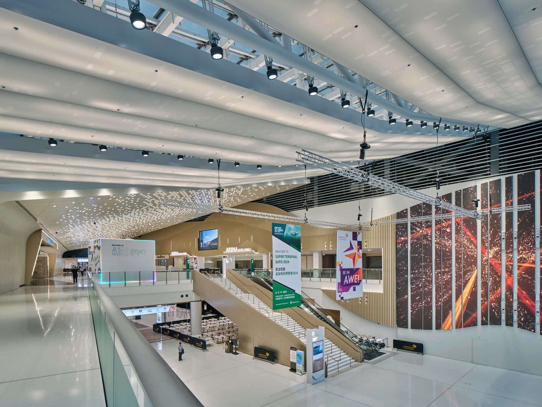 AsiaWorld-Expo / Atrio est, Hongkong. Architettura: Ronald Lu & Partners. Progettazione illuminotecnica: Chris Mok, Simpson Ng din Spectrum Design & Associates (Asia). Fotografia: Raphael Olivier.