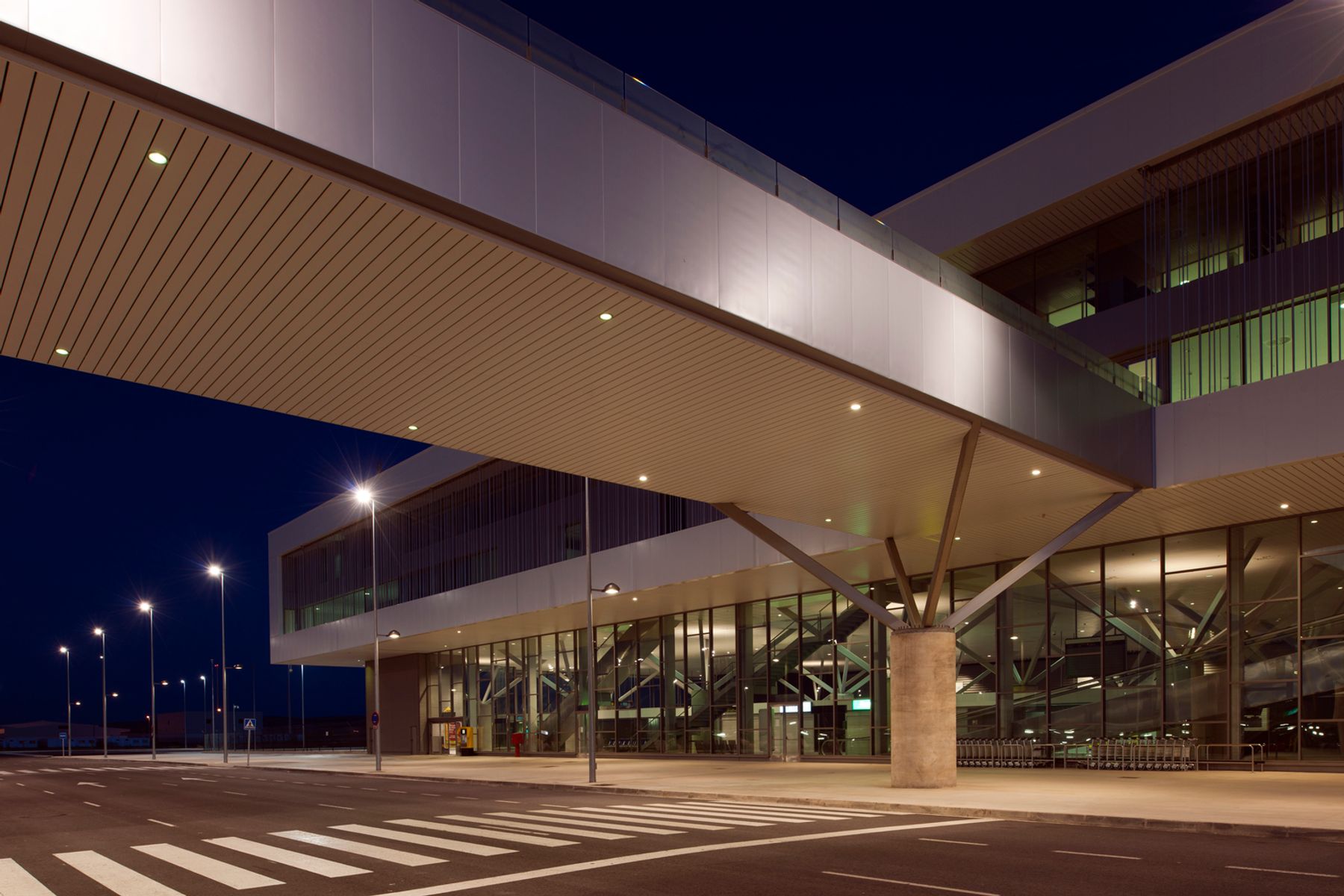 Aeropuerto de Ciudad Real, Ciudad Real. Arquitectura: Bernalte & Leòn Asociados, Ciudad Real. Fotografía: Thomas Mayer, Neuss.