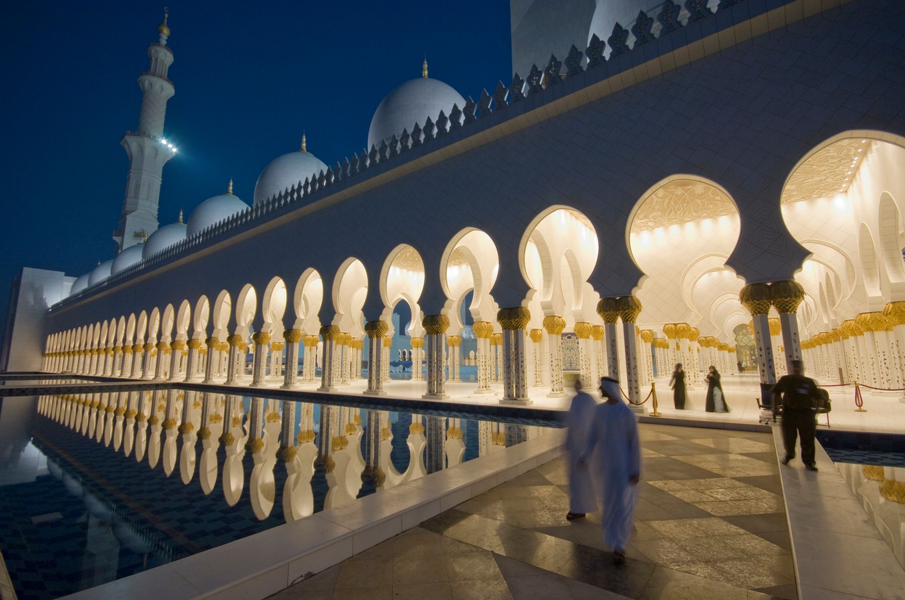 Sheikh Zayed bin Sultan Al Nahyan Moschee, Abu Dhabi. Architektur: Yusef Abdelki (Entwurf), Halcrow, Dubai Office (Ausführung). Innenarchitektur: Spatium Architects, Mailand. Lichtplanung: Speirs and Major Associates, Edinburgh.