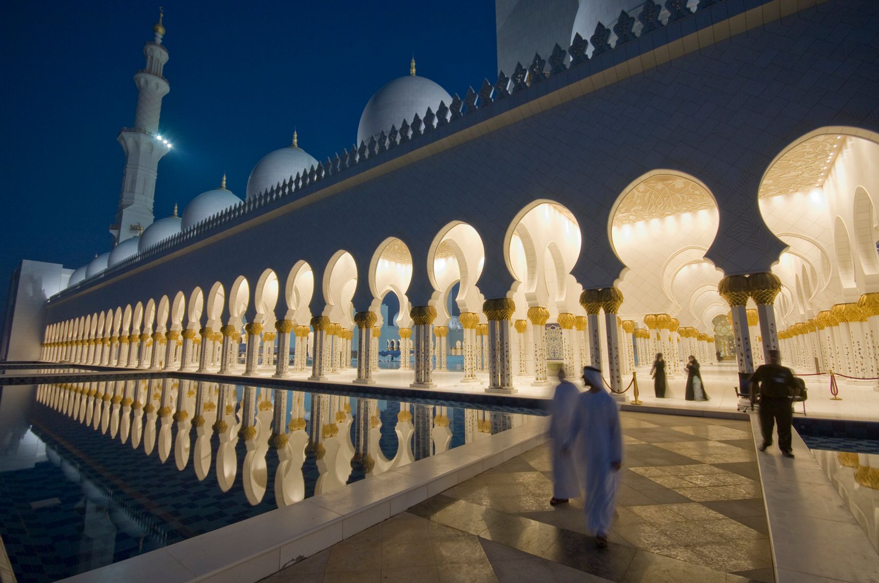 Mosquée Sheikh Zayed bin Sultan Al Nahyan, Abu Dhabi. Architecture : Yusef Abdelki (conception), Halcrow, Dubai Office (réalisation). Architecture intérieure : Spatium Architects, Milan. Etudes d’éclairage : Speirs and Major Associates, Edimbourg.