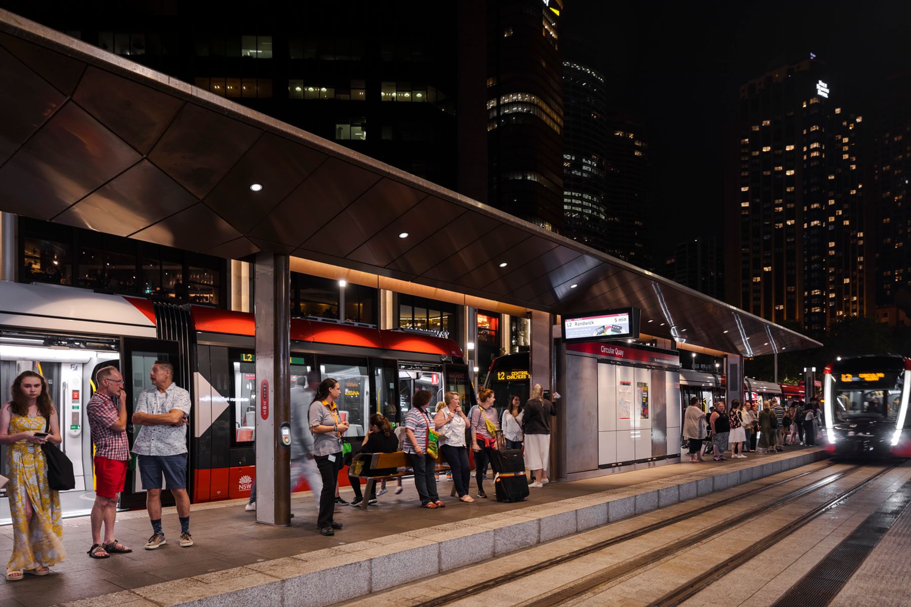 Sydney Light Rail, Sydney. Architecture : Grimshaw. Conception lumière : Electrolight, Sydney. Photographie : Jackie Chan, Sydney.