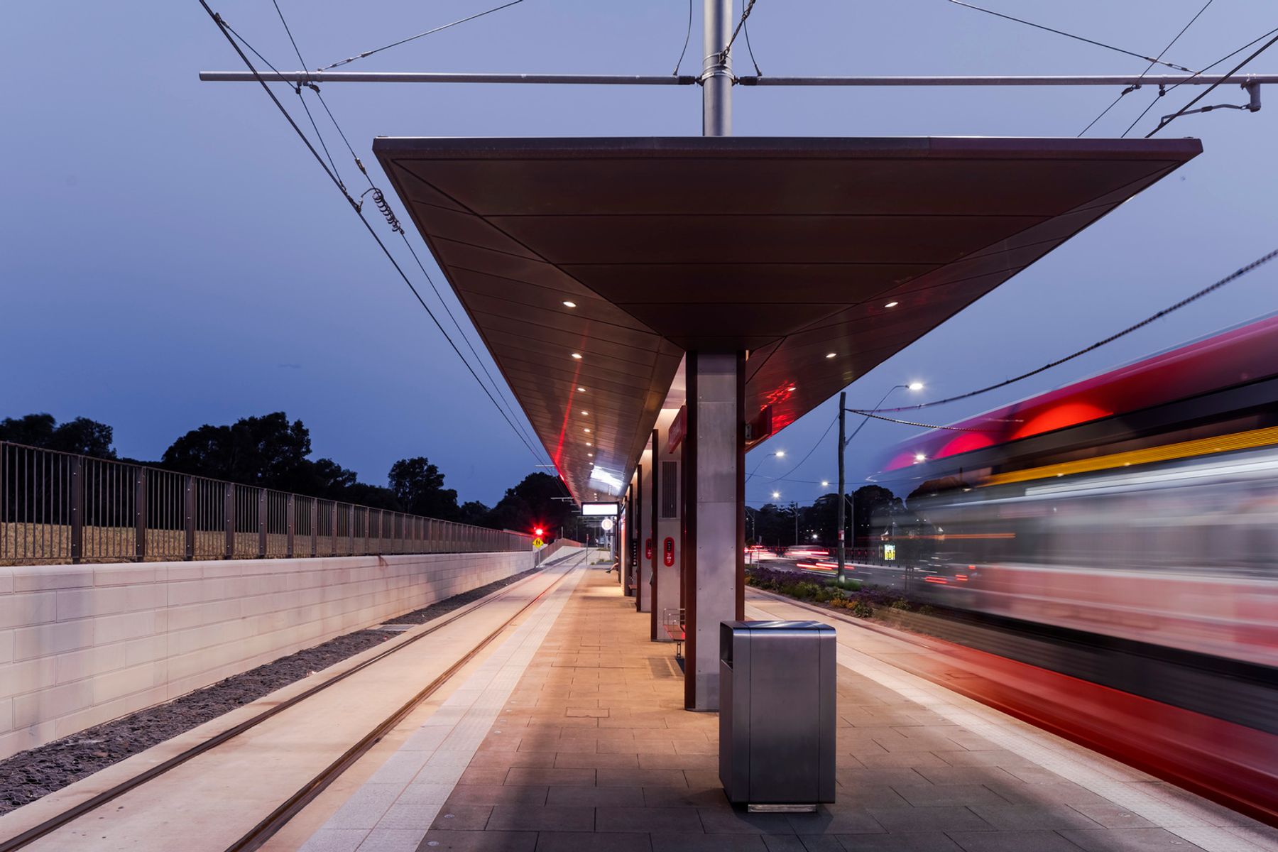 Sydney Light Rail, Sydney. Architettura: Grimshaw. Progettazione illuminotecnica: Electrolight, Sydney. Fotografia: Jackie Chan, Sidney.