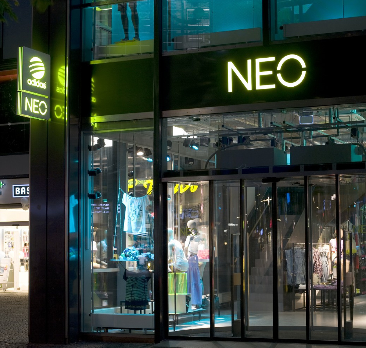 puerta celos Posicionar LED light: adidas NEO Store, Tauentzienstrasse - Shop - Projects