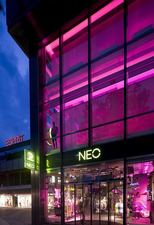 LED NEO Tauentzienstrasse Shop - Projects