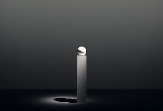 Licht zum Hinsehen: Stele im Raum durch Akzentuierung beleuchtet.