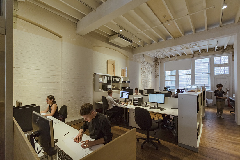 La conversión, ahora más fácil: raíles electrificados para la iluminación flexible de oficinas