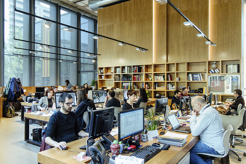 För enklare ombyggnad: Strömskenor för flexibel belysning på kontor