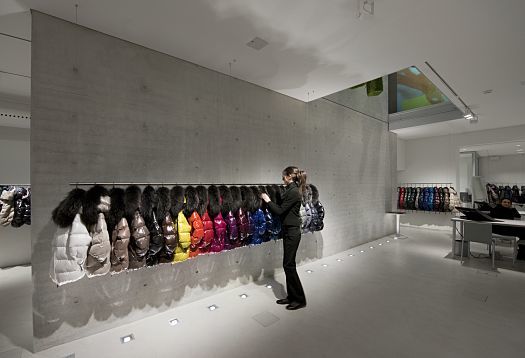 Efficient visual comfort as a strategy for shop lighting
