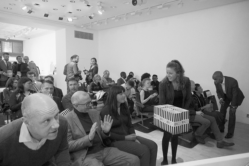 Frank Lloyd Wright dans le showroom de Londres