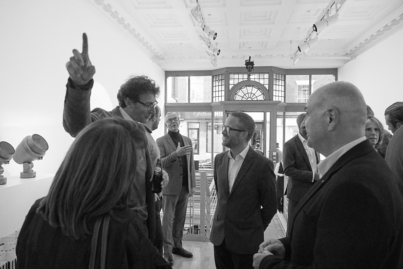 Frank Lloyd Wright dans le showroom de Londres