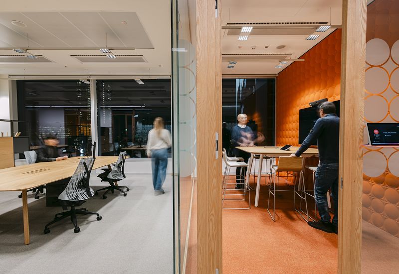 Pirelli 35, Milan : un éclairage de bureau flexible pour des espaces de travail modernes