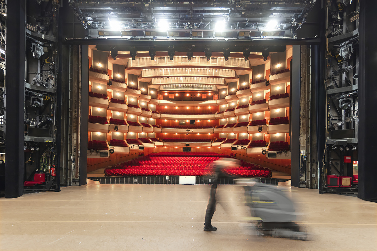 Modernización de la iluminación con tecnología LED del auditorio de la Ópera Estatal de Hamburgo