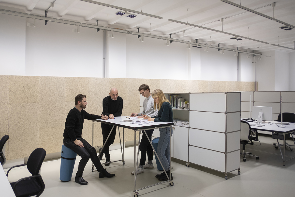 Flexible office lighting with downlights for track ERCO