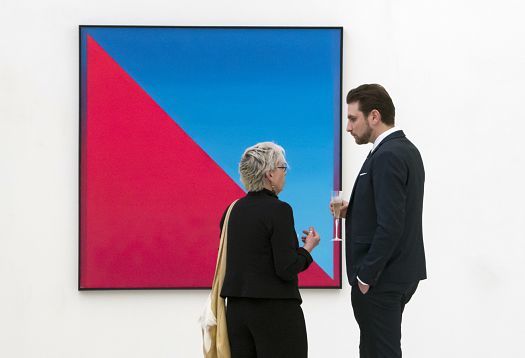 Professionelle Galeriebeleuchtung: Angenehme Atmosphäre für ein Gespräch zwischen Galerist und Kunstinteressent.  