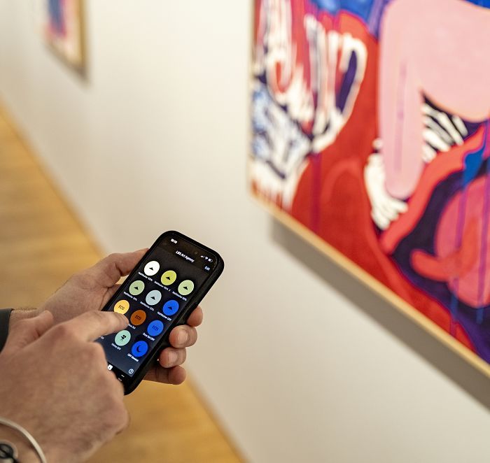 App ERCO che controlla i faretti della galleria per regolare lilluminazione delle opere.