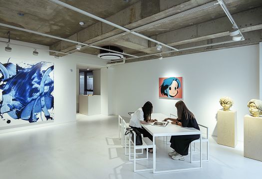 ERCO gallery lighting: Visitors viewing art under accent lighting, enhancing the gallery experience.