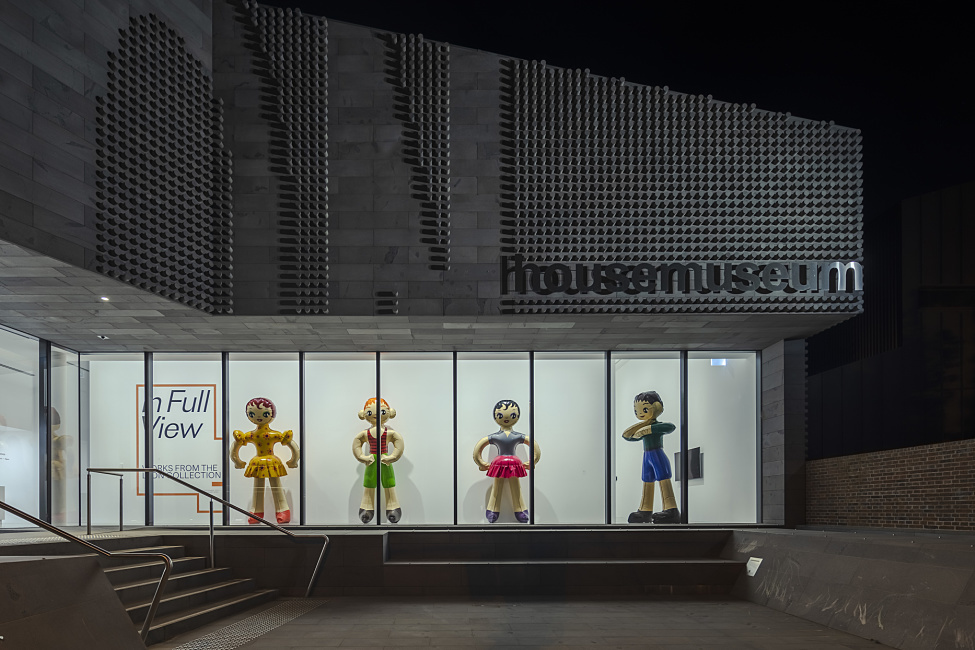 Spotlights display art in the Lyon Housemuseum, Melbourne ERCO