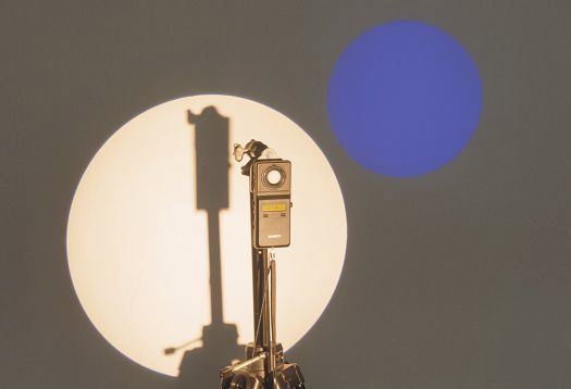 Photomètre : appareil servant à mesurer les grandeurs lumineuses.  