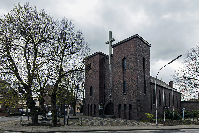 Ny belysning av kyrkan St. Mariä Geburt i Grevenbroich