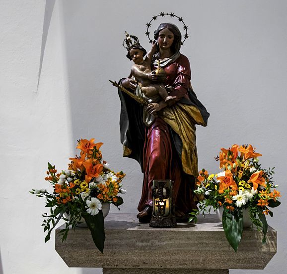Ny belysning av kyrkan St. Mariä Geburt i Grevenbroich