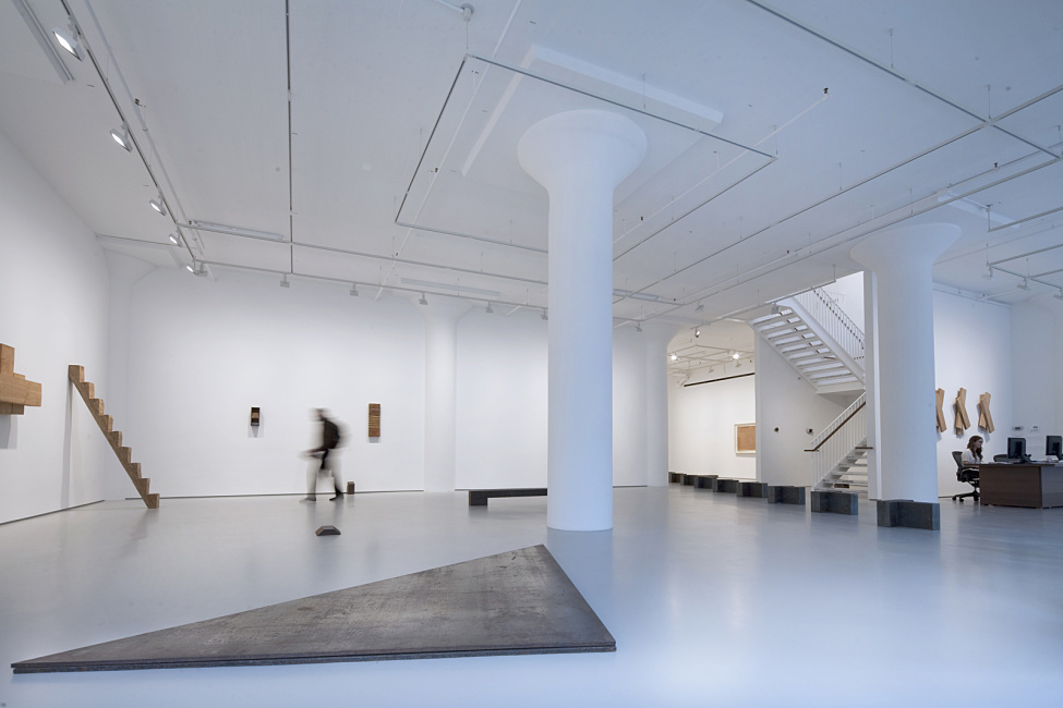 Esposizione delle opere di Richard Nonas e Donald Judd nella galleria Fergus McCaffrey, New York