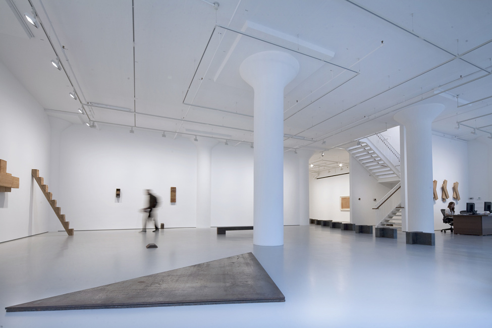 Ausstellung zu Richard Nonas und Donald Judd in der Galerie Fergus McCaffrey, New York
