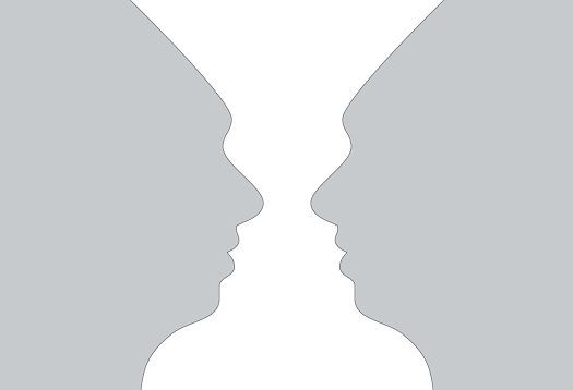 Imagen invertida de dos caras que forman una jarra como ejemplo de presentación de la percepción de la forma.