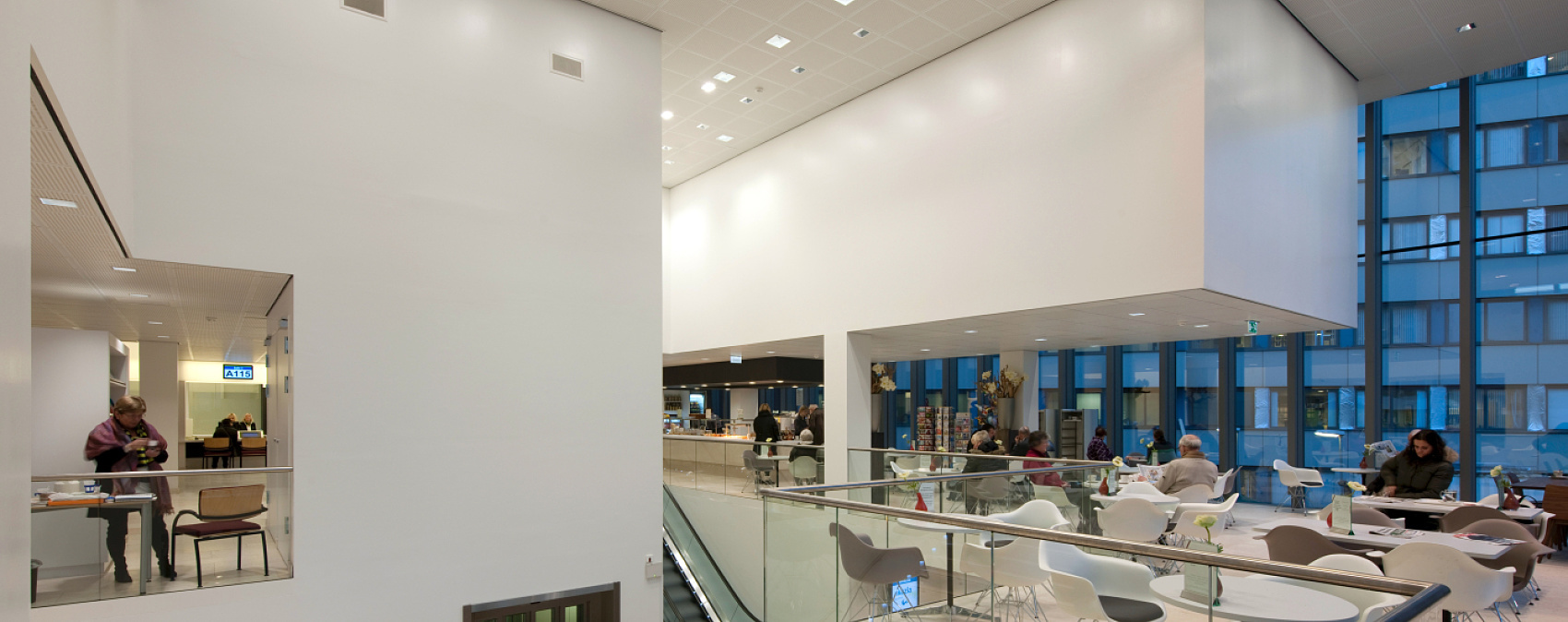 When light offers a warm welcome. Attractively designing foyers with qualitative lighting design., , 