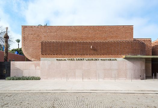 Le duo d'architectes de Studio KO a conÃ§u un musÃ©e sur mesure pour abriter les modÃ¨les haute couture d'Yves Saint Laurent, un bÃ¢timent aussi fluide et complexe que les crÃ©ations du couturier. Les diffÃ©rents motifs de pose des briques Ã©gaient la faÃ§ade sans fenÃªtres en formant des structures qui rappellent la chaÃ®ne et la trame d'une Ã©toffe et crÃ©ent un complexe jeu d'ombres sous le soleil marocain.