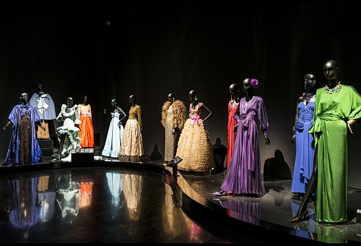 Dans Â« l'Ã©crin noir Â», la salle d'exposition principale du nouveau musÃ©e, l'Ã©clairage accentuÃ© des projecteurs contours Optec fait ressortir les somptueuses crÃ©ations en modelant et en dÃ©limitant nettement les couleurs et les textures, les broderies, les volants et les drapÃ©s. Cette forme d'Ã©clairage, qui Â« dramatise Â» la mise en scÃ¨ne, tÃ©moigne de la relation qui unit Christophe Martin au thÃ©Ã¢tre. 