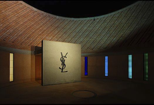 InspirÃ© de la tradition architecturale arabe, ce musÃ©e introverti s'ouvre sur des cours intÃ©rieures ouvragÃ©es. Le visiteur qui vient de la rue passe par une allÃ©e Ã©troite pour accÃ©der Ã  la cour ronde, oÃ¹ prÃ©domine le grand logo YSL placÃ© sur un panneau mural vitrÃ© central. Ã la tombÃ©e de la nuit, le logo est mis en scÃ¨ne de maniÃ¨re spectaculaire par deux projecteurs Beamer Ã©quipÃ©s chacun de modules LED de 12 W chacun. Deux projecteurs Lightscan installÃ©s Ã  hauteur de corniche Ã©clairent le mur extÃ©rieur rond du musÃ©e, l'un avec une lumiÃ¨re blanche neutre (4000 K), l'autre avec une lumiÃ¨re blanche chaude (3000 K), crÃ©ant un doux effet clair de lune.