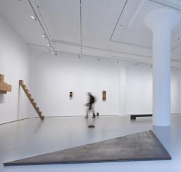 Utställning om Richard Nonas och Donald Judd i galleriet Fergus McCaffrey, New York