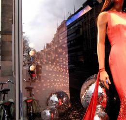 De Bijenkorf department store, shop window