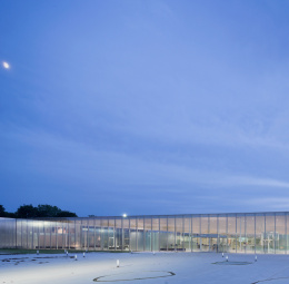 Louvre-Lens Museum, Lens: De luxe transparency